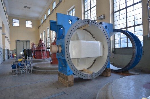 Die neue Drosselklappe mit Durchmesser 2.70 m steht im Kraftwerk Handeck 1 zum Einbau bereit.