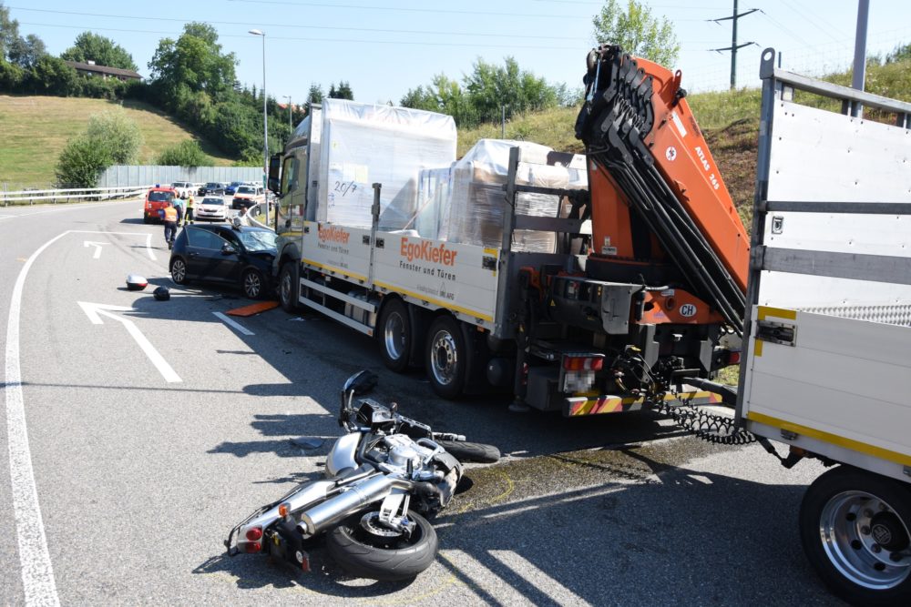 Bazenheid Sg Motorrad Auto Und Lkw Zusammengeprallt Drei Verletzte