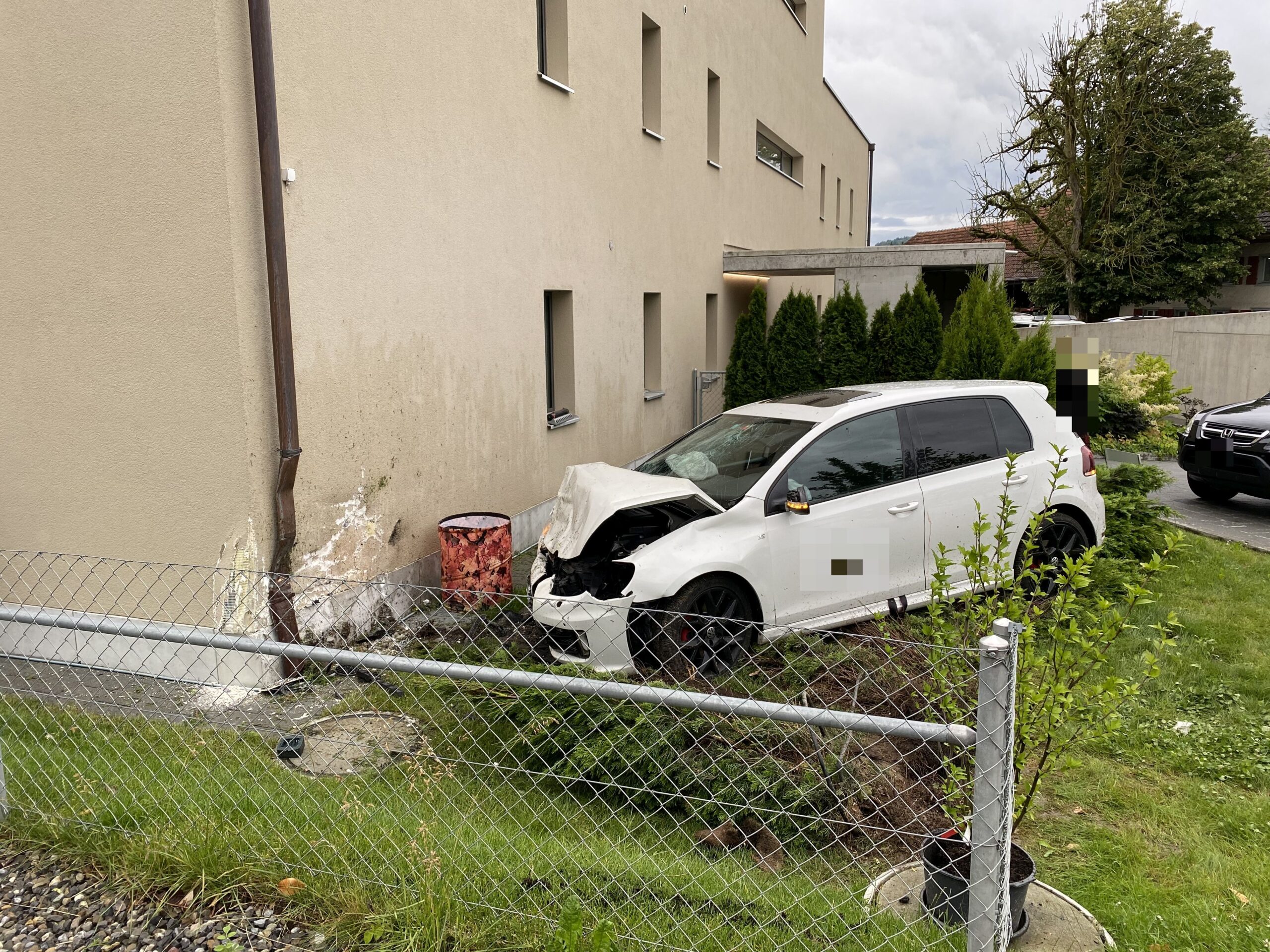 Stetten Ag Auto Donnert In Hausmauer Polizei News