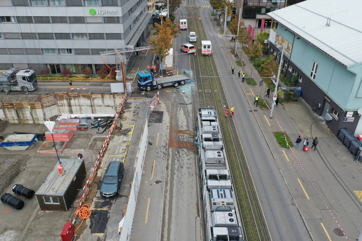 Zürich ZH Mehrere Verletzte nach Kollision zwischen einem Lastwagen