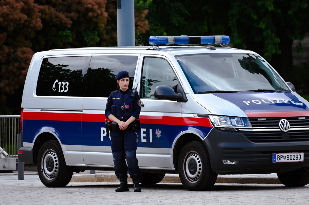 Bewaffneter Raub Berfall Auf Lebensmittelgesch Ft T Ter Fl Chtig