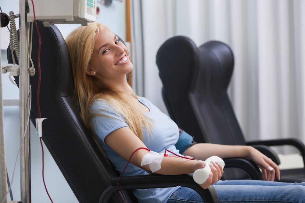 Wer noch nie Blut gespendet hat, sollte sich allerdings vorab über die Voraussetzungen informieren. (Bild: wavebreakmedia / Shutterstock.com)