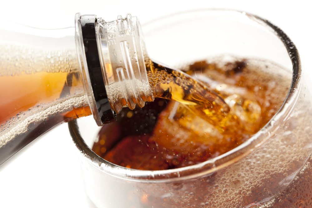 Cola als Erfrischungsgetränk. (Bild: Brent-Hofacker / Shutterstock.com)
