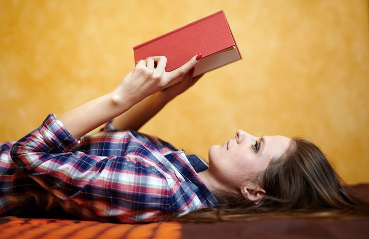 Im Bett ein gutes Buch lesen (Bild: © Catalin Petolea - shutterstock.com)