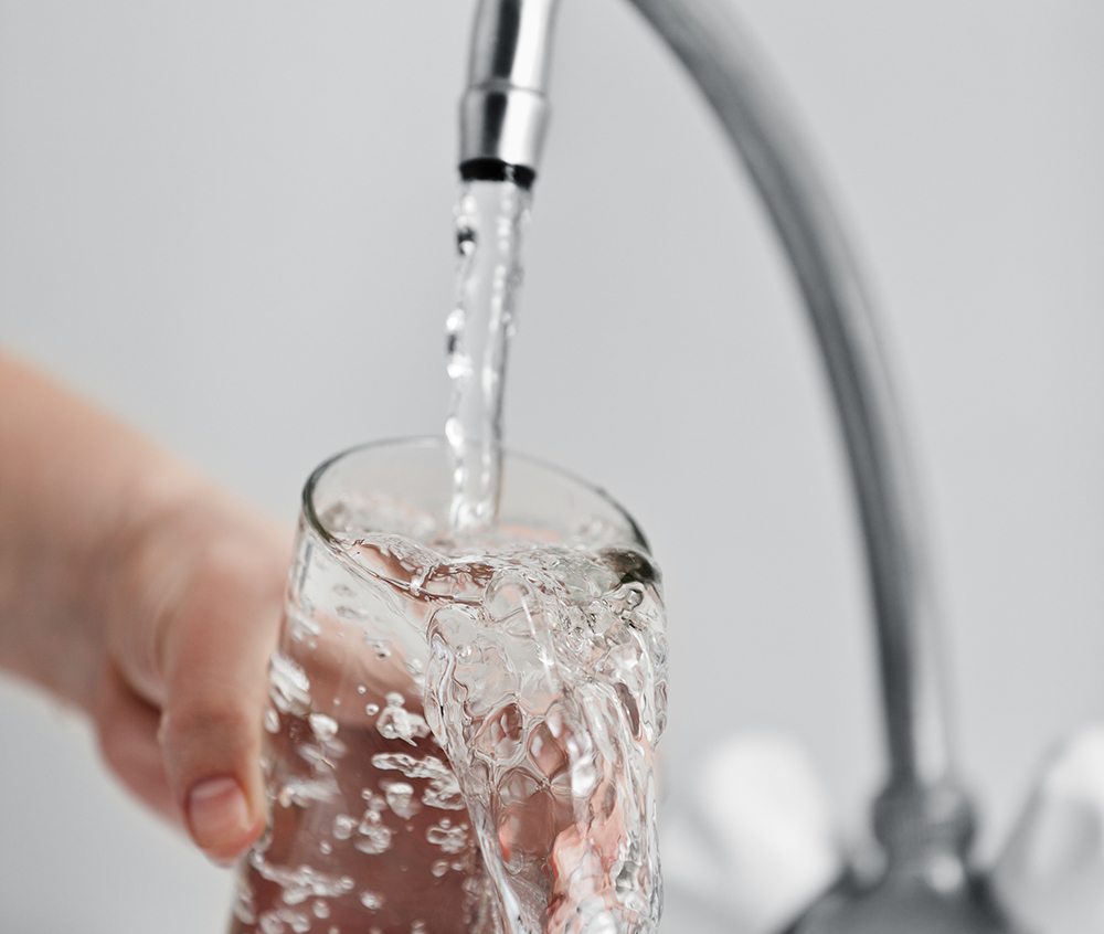 Das aus dem Schweizer Leitungsnetz stammende Trinkwasser kann als sehr rein gelten. (Bild: © Ilya Andriyanov - shutterstock.com)