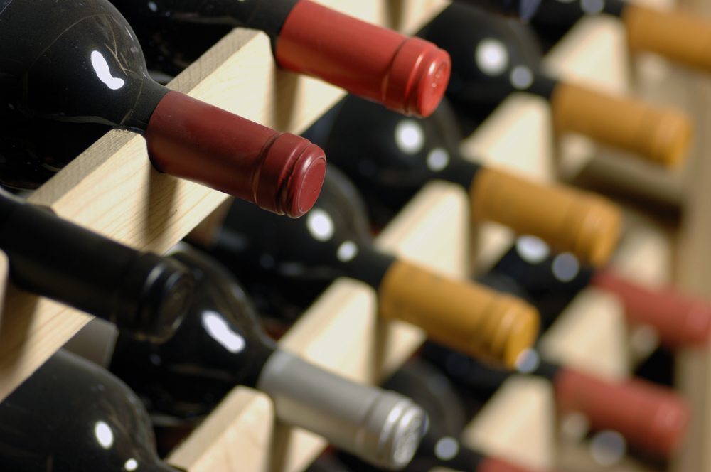 Wein wird immer liegend aufbewahrt. (Bild: Silberkorn / Shutterstock.com)