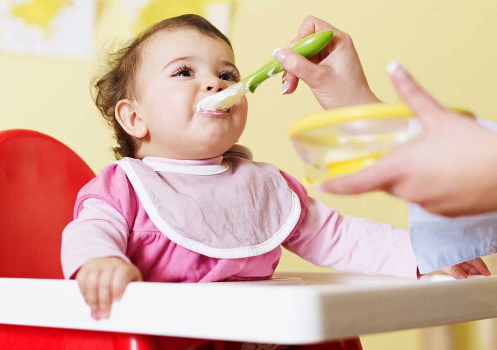 Die in der Schweiz erhältliche Babynahrung zählt zu den sichersten Industrieprodukten. (Bild: Diego Cervo / Shutterstock.com)