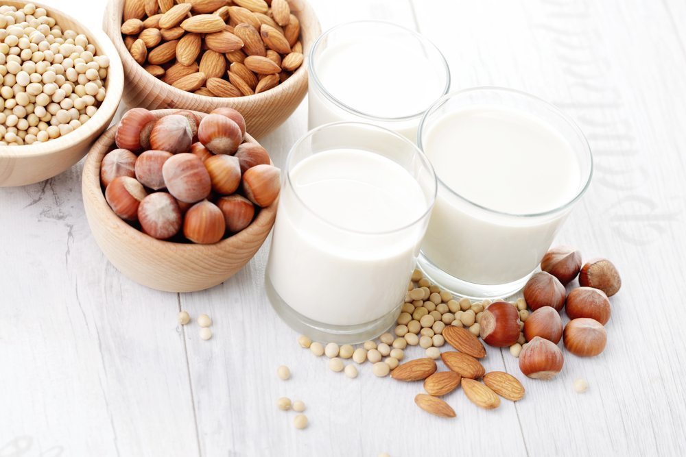 Vegane Michsorten sind eine gute Alternative für Menschen mit Laktoseintoleranz. (Bild: matka_Wariatka / Shutterstock.com)