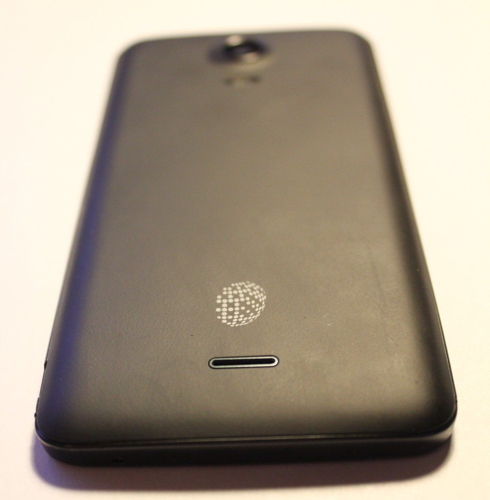 Einziger Schmuck: das Blackphone-Logo. Und Fingerabdrücke. (Bild: © Alin Cucu)