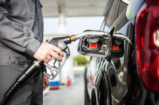 Der momentan niedrige Ölpreis kann prognostisch längerfristig stagnieren. (Bild: Minerva Studio / Shutterstock.com)