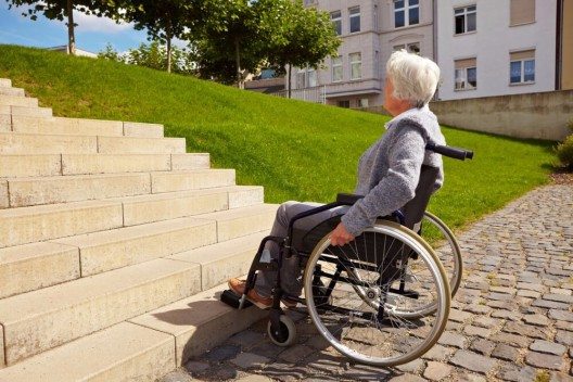 Altersdiskriminierung in der Schweiz sei nach wie vor legal und weit verbreitet. (Bild: © Robert Kneschke - shutterstock.com)