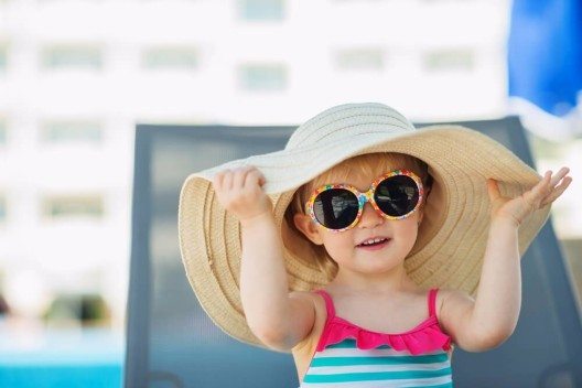 Schutz vor der Sonne – speziell für Babys und kleine Kinder (Bild: © Alliance - shutterstock.com)
