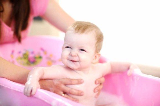 Wenn es um Waschprodukte für Babys geht, wird leider viel zu oft einfach voller Vertrauen zugegriffen. (Bild: © Oksana Zahray - shutterstock.com)