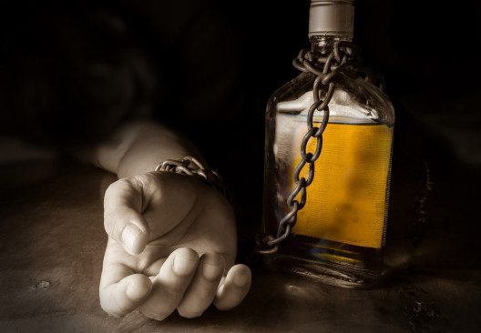 Rund eine halbe Million Menschen in der Schweiz sind von einem Alkoholproblem naher Familienangehöriger betroffen. (Bild: Peerayot / Shutterstock.com)