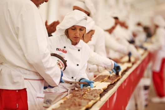 Nach dem erfolgreichen Weltrekordversuch konnten die Besucher 2.400 Scheiben Brot mit nutella geniessen.
