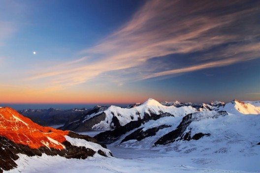 Es handelt sich um einen alpinen Gletscher von über 10 Kilometern Länge, der denen in der Schweiz ziemlich ähnlich ist. (Bild: © Mikadun - shutterstock.com)