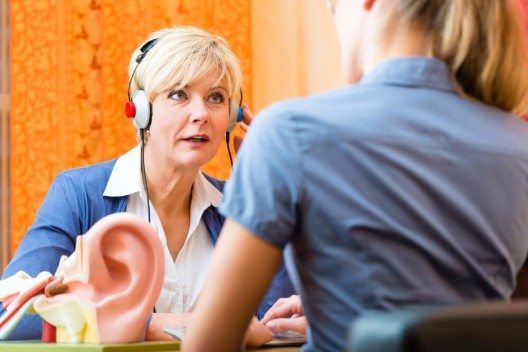 Wie sagt man jemandem, dass er nicht mehr gut hört und vielleicht ein Hörgerät ausprobieren sollte? (Bild: © Kzenon - shutterstock.com)