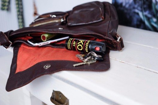 Das Mitführen von Pfefferspray in der Jacken- oder Handtasche kann zu mehr Selbstsicherheit beitragen. (Bild: © photophonie - fotolia.com)