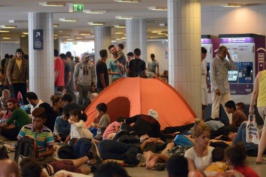 Flüchtlinge auf Zwischenstation in einem Budapester Bahnhof. (Bild: © Attila JANDI – Shutterstock.com)