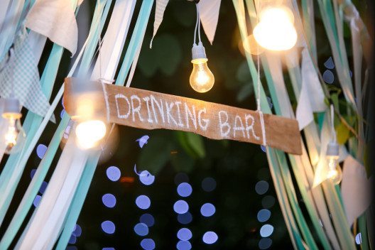 Die Anmietung einer Bar sichert eine grössere Flexibilität zu. (Bild: Damix – Shutterstock.com)