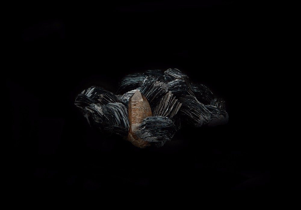 Haematitkristalle mit Rauchquarz (Bild: © Gregor Braendli)