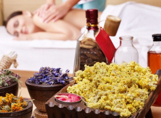 Natürliche Behandlungen haben in der Medizin wachsende Bedeutung. (Bild: Poznyakov – Shutterstock.com)