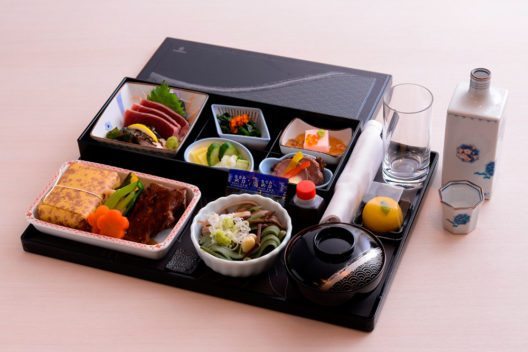 Bento Box in Business Class zwischen Dubai und Japan (Bild: © Emirates)