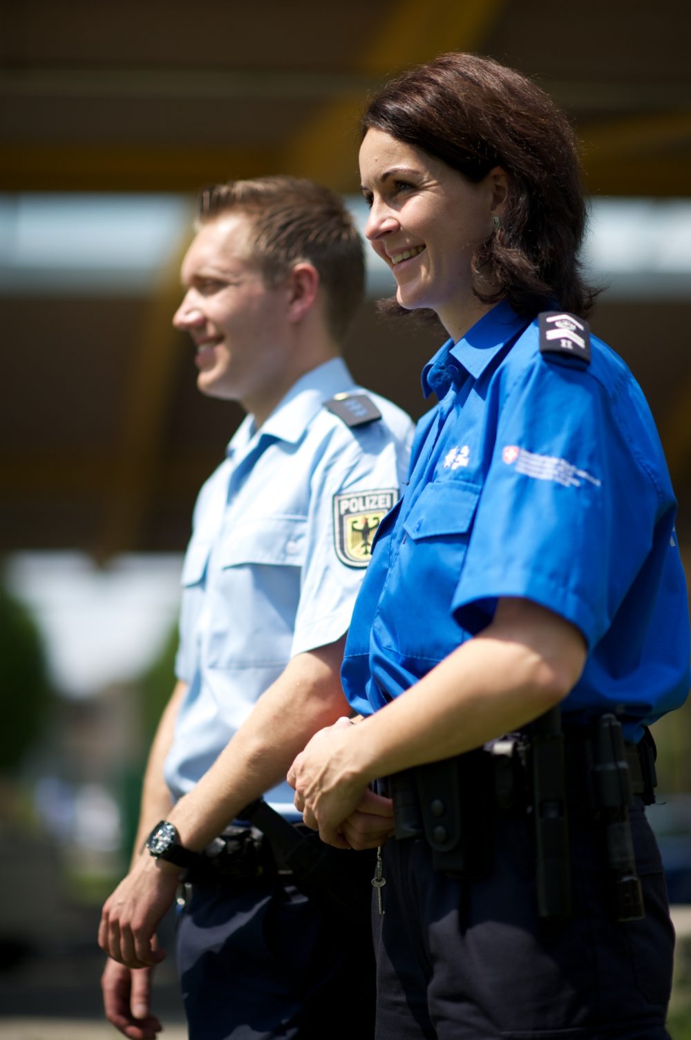 Ein deutscher Bundespolizist und eine schweizerische Grenzwächterin bei einer gemeinsamen Kontrolle. (Symbolbild: © Bundespolizeiinspektion Konstanz)