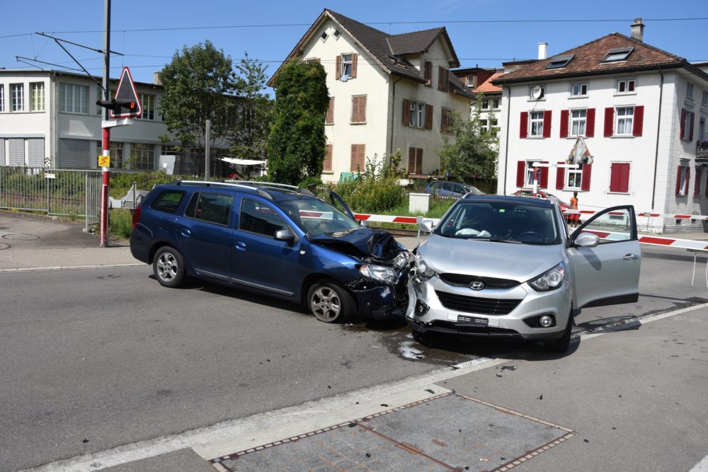 Rorschach SG: Verkehrsunfall Beim Bahnübergang Zwischen Zwei Autos ...