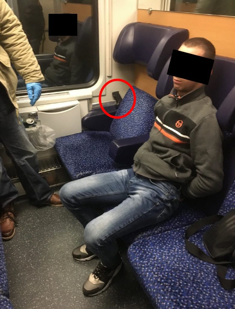 Gesuchter Einbrecher, angehalten im April im Zug von Buchs nach Zürich. Der Serbe führte eine Pistole mit sich (roter Kreis).