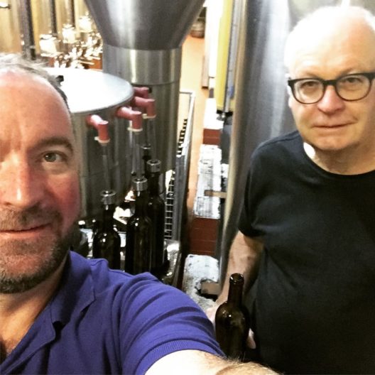 Der Schotte Jamie Jamie S. McCulloch (links) und der Walliser Jean-Jacques Grange (rechts) produzieren und verkaufen magischen Wein aus dem Wallis. 