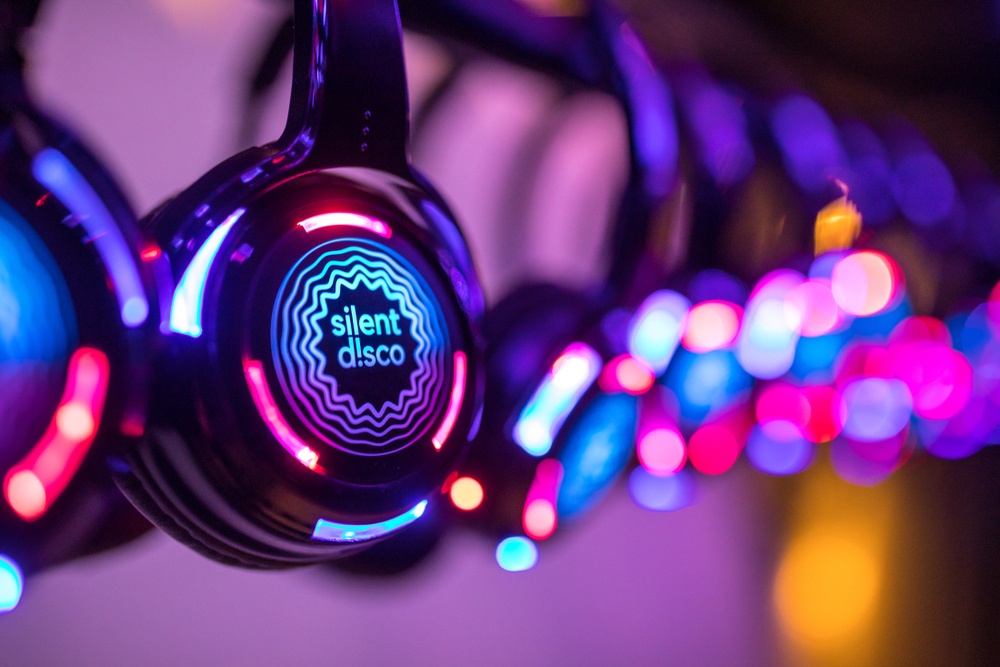 Stille, farbige Disco-Kopfhörer bei Veranstaltung