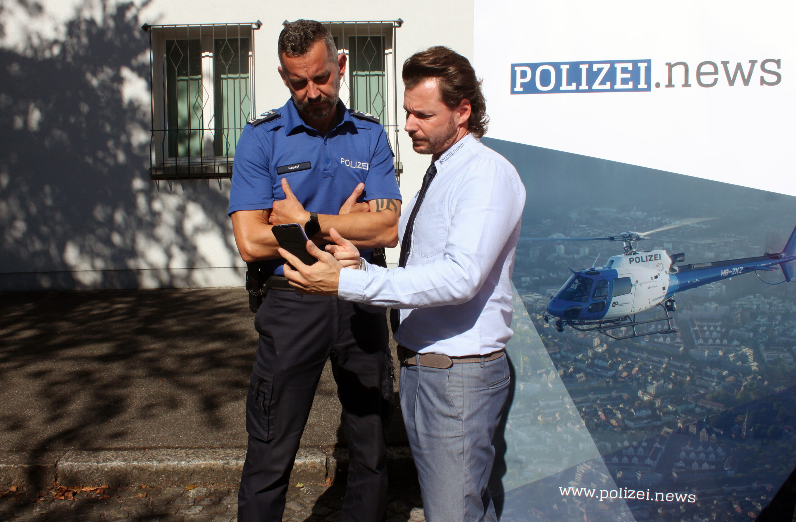 Belmedia-Geschäftspartner R. Reitinger zeigt Polizeichef D. Capaul die mobile Version von www.polizei.news.