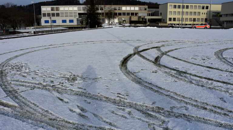 Zuckenriet SG: Fahrzeug beschädigt Sportplatz - Zeugenaufruf – Polizei.news