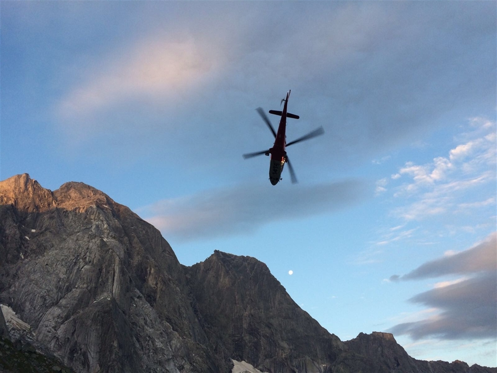 Der Polizeiflugdienst koordiniert Einsätze aus der Luft, beobachtet und klärt auf. Auch verkehrspolizeiliche Aktionen unterstützt der Flugdienst mit dem Helikopter. (Bildquelle: Kapo Graubünden)