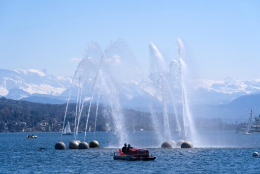 Wer die Sicherheitsregeln einhält, geniesst die Pedalofahrt auf dem Zürichsee unbeschwert. (Bild: Michael Derrer Fuchs - shutterstock.com)