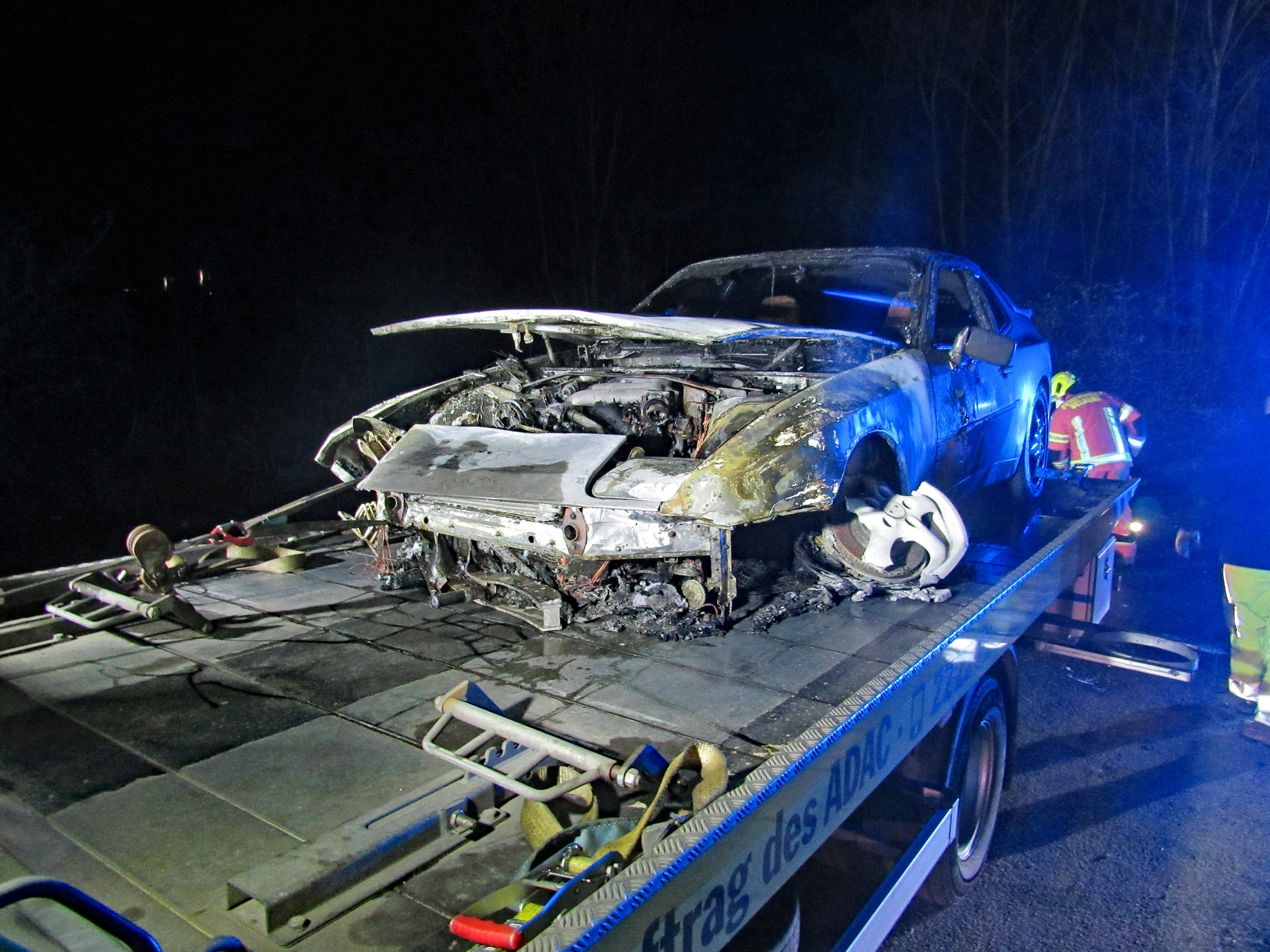 Porsche In Brand Geraten - Technischer Defekt Als Ursache - Polizei.news