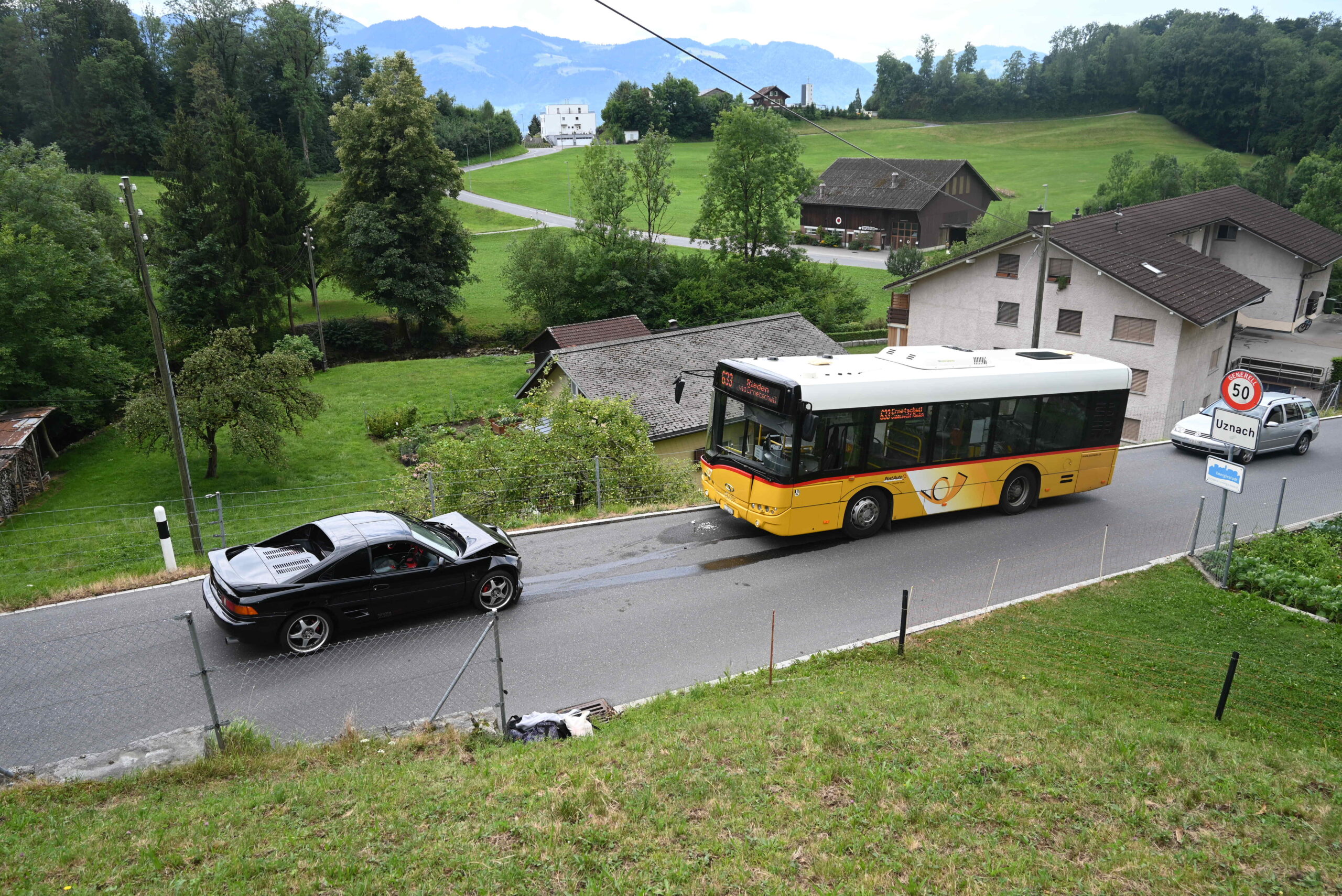 Uznach SG: Zusammenstoss Zwischen Postauto Und Auto – Eine Person ...