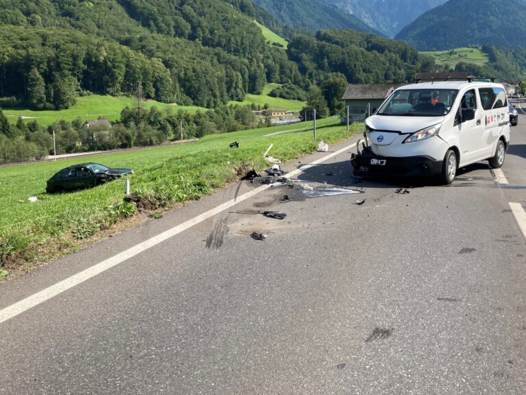 Mitlödi GL: Frontalkollision Zwischen Zwei Autos – Drei Personen ...