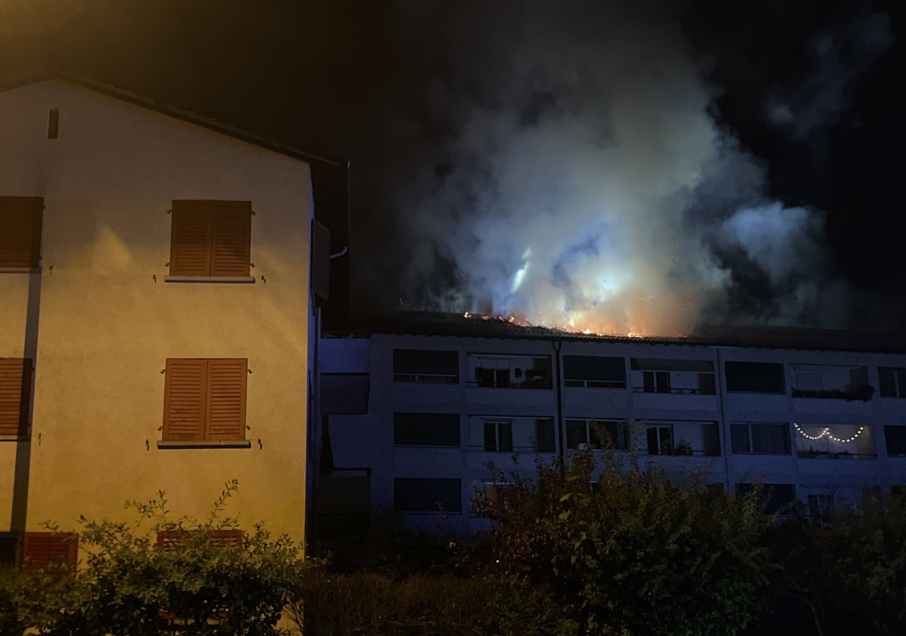 Kriens LU Brand in Dachstock 26 Bewohnerinnen und Bewohner evakuiert