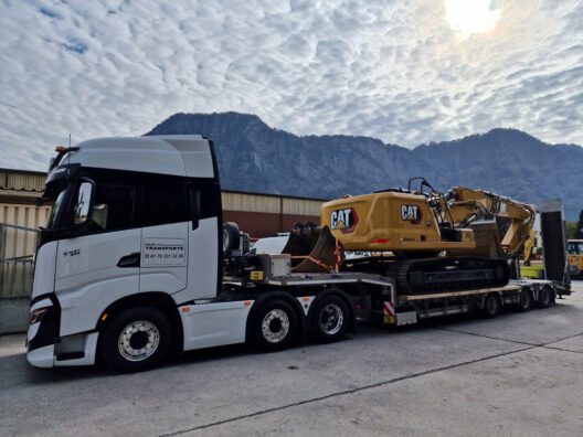 LKW der Hug Performance Transporte GmbH transportiert schwere Maschine