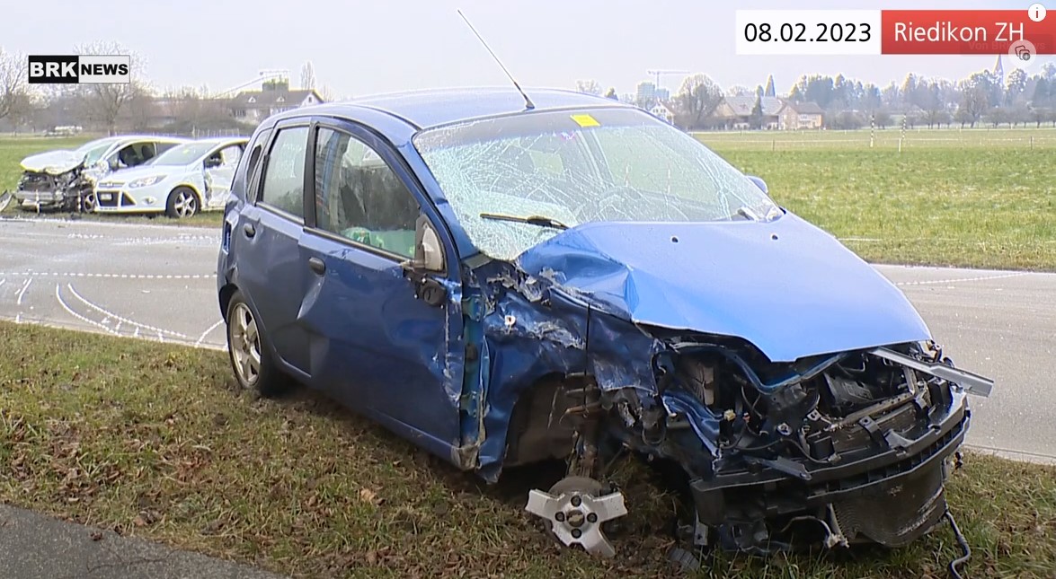 Riedikon ZH: Verkehrsunfall Zwischen Drei Autos – Drei Verletzte (Video ...