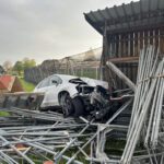 Römerswil LU: Auto prallt in Unterstand – eine Person hospitalisiert