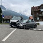 Alpnach OW: Lieferwagen kollidiert beim Einbiegen mit korrekt fahrendem Auto
