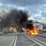 La Tour-de-Trême FR: Fahrzeug gerät in Brand