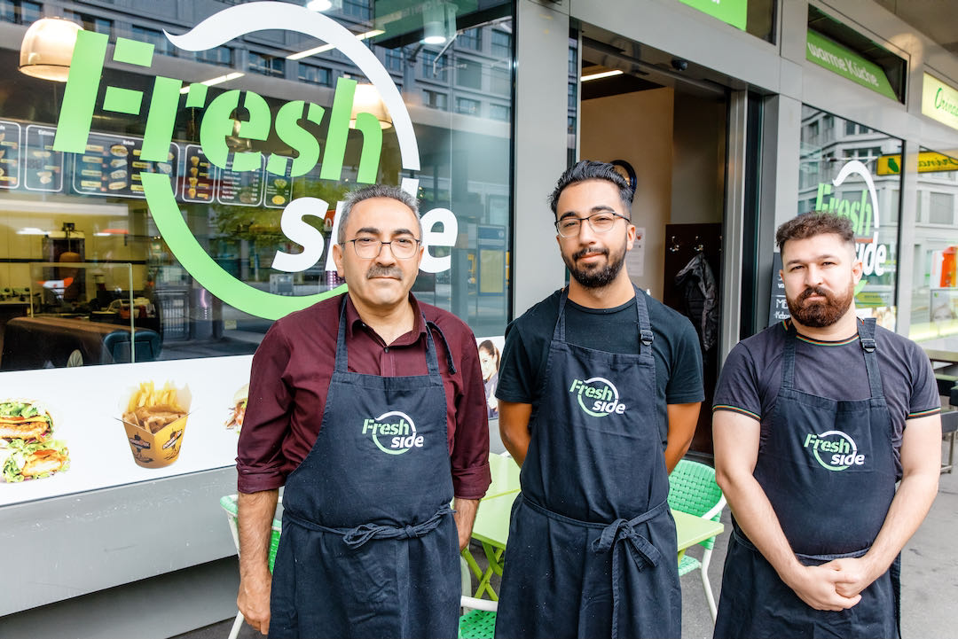 Hasan Batkitar, Inhaber des Restaurants Fresh Side, mit Sohn und einem Angestellten (von l. nach r.)