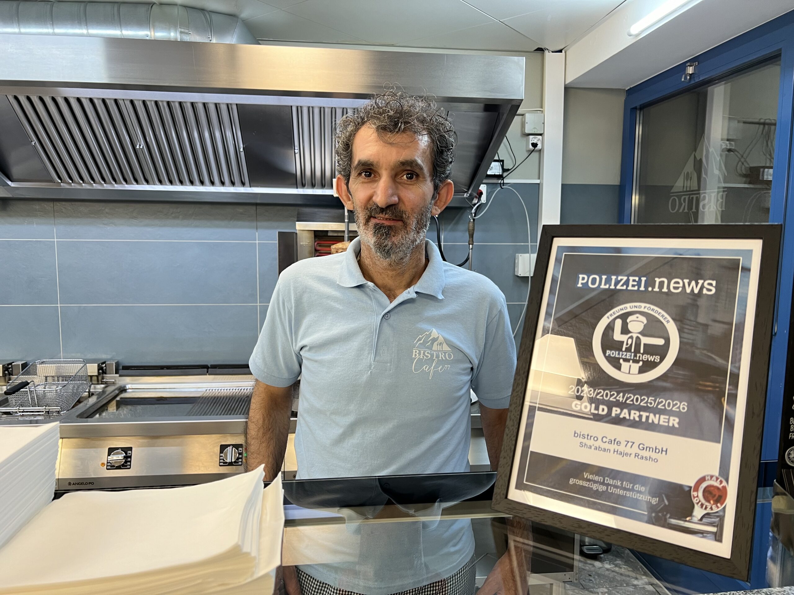 Sha'aban Hajer Rasho, Inhaber der bistro Cafe 77 GmbH, mit Gold Partner-Urkunde von Polizei.news (Bild: © Philipp Ochsner)