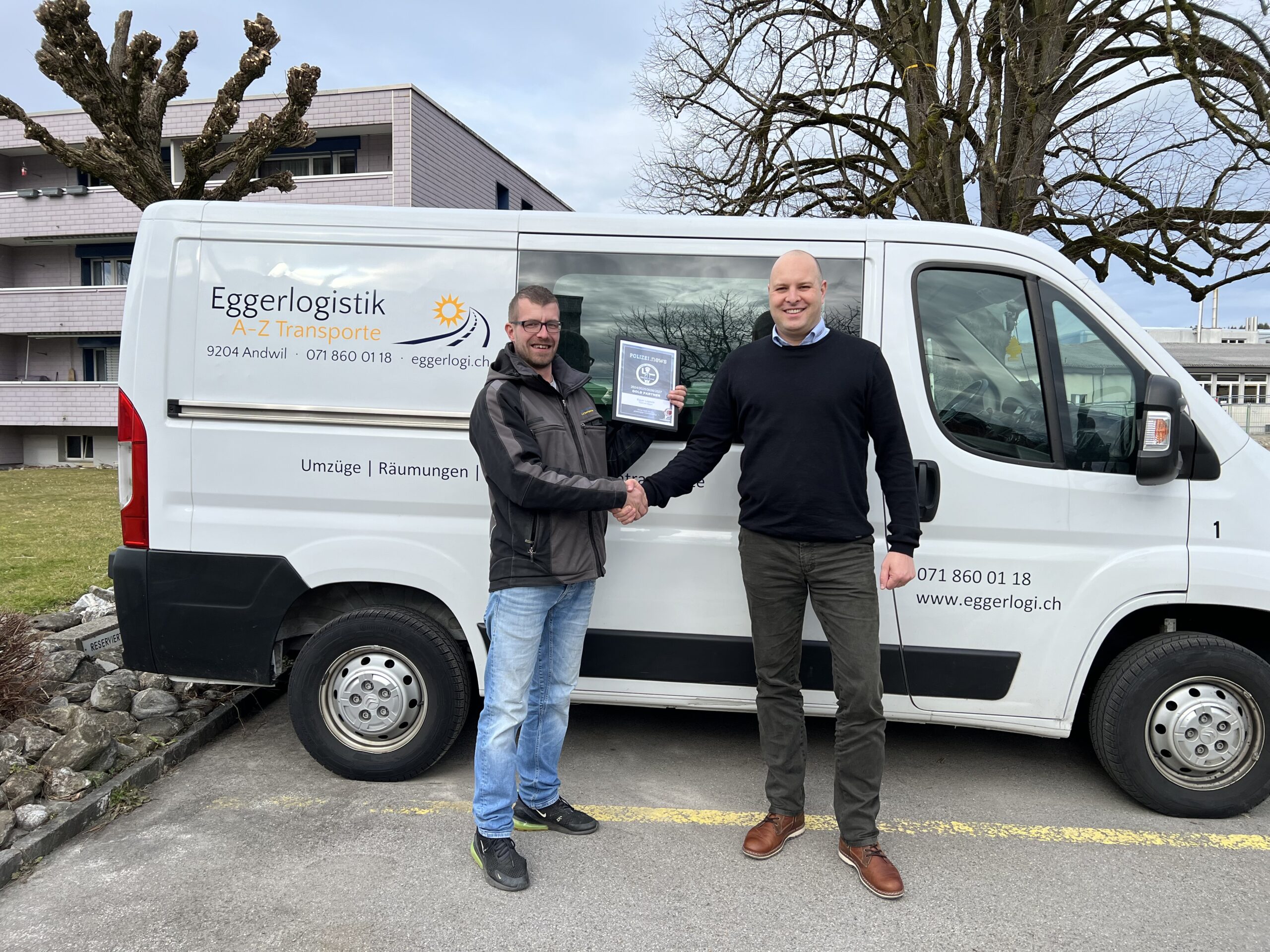 (l.) Raphael Egger, Inhaber von Egger Logistik, mit (l.) Philipp Ochsner, Herausgeber von Polizei.news (Bild: © Philipp Ochsner)
