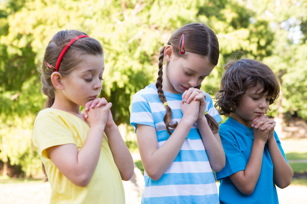 Die Kinder beten gemeinsam.