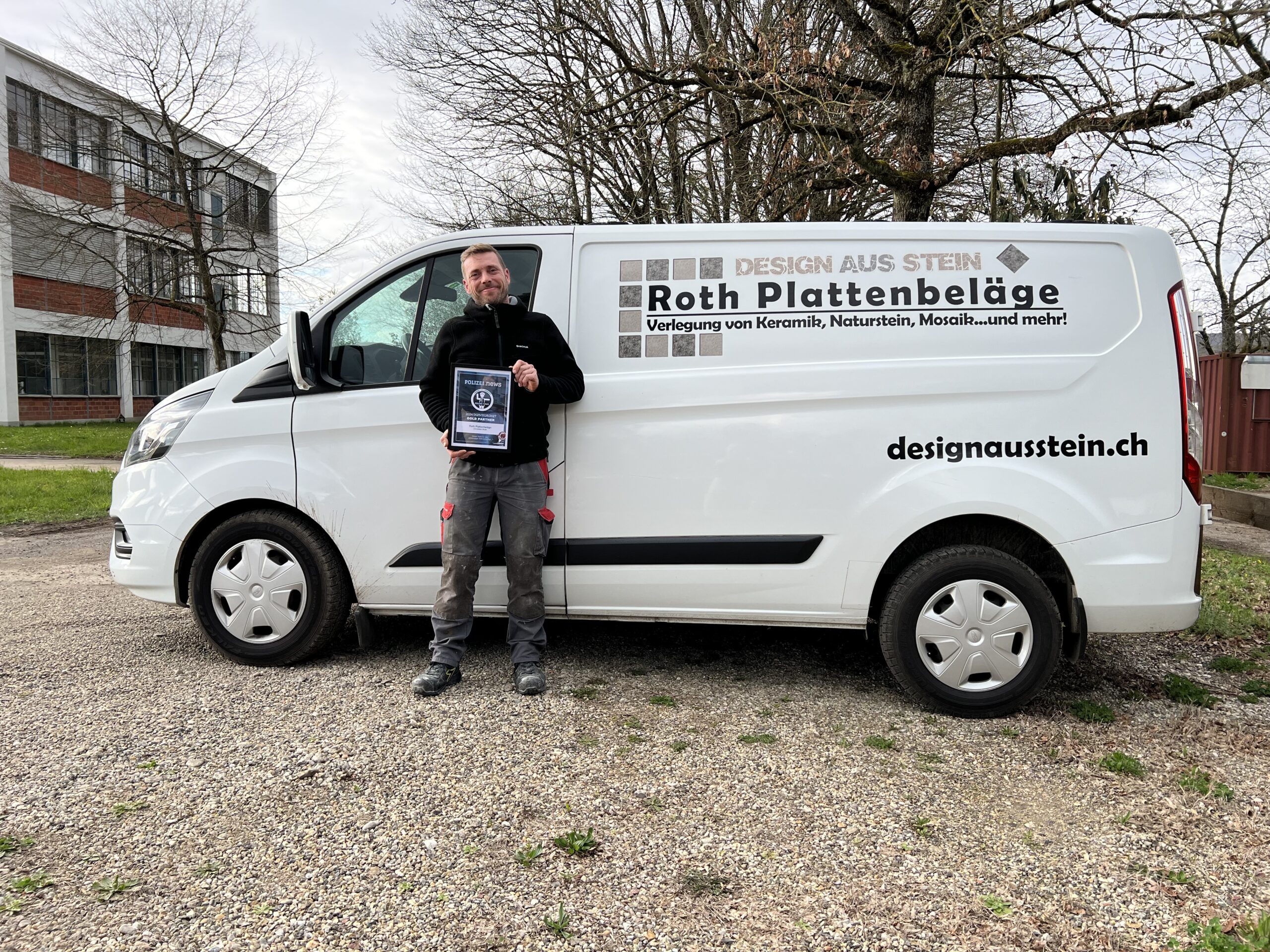 Christian Roth, Inhaber von Roth Plattenbeläge, mit Gold Partner-Urkunde von Polizei.news (Bild: © Philipp Ochsner)